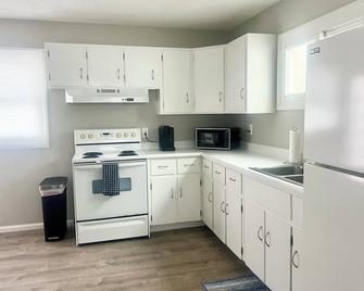 NEW! Clean and private remodeled home in Kent. Close to everything! - Kent - Kitchen