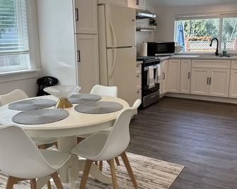 Newly renovated home walkable to Downtown/Restaurants/Park - Ukiah - Dining room