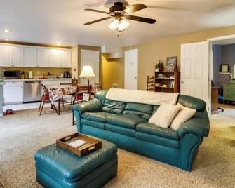 Serene Guest Suite w/Forest View + Hot tub. Dog friendly. - La Center - Living room