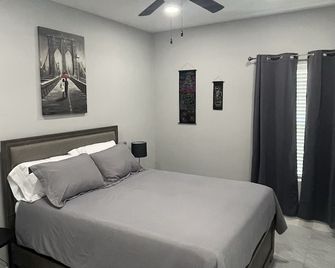 Modern comfortable retreat in gated community! - Weslaco - Bedroom