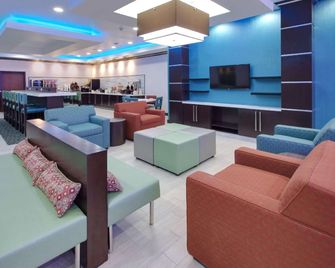 Spark by Hilton Midland South - Midland - Salónek