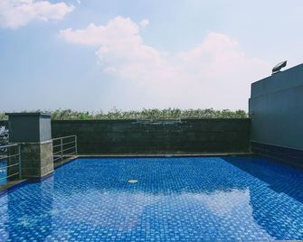 Luxurious 1BR Apartment at Belmont Residence - Jakarta - Pool