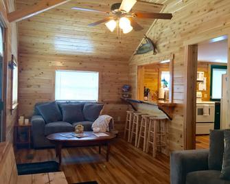 Kelly's Cottage ~ clean, cozy & cute cabin in Pittsburg, NH - Pittsburg - Sala de estar