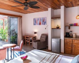 Iluminar Beachfront Suites - Sámara - Habitación