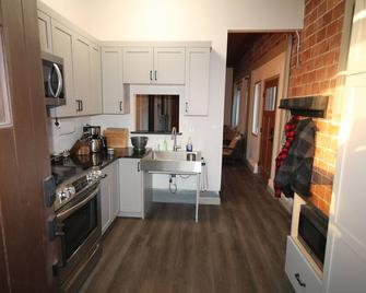 Cozy Mountain Town Bunkhouse - fish, ski, hunt & explore the nearby San Juan Mts - Monte Vista - Cocina