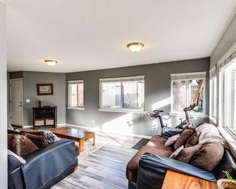 5 Mi to Dtwn Denver Pet-Friendly Home with Yard - Denver - Vardagsrum