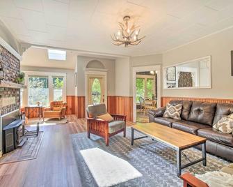 Cozy Black Bear Retreat by Mount Rainier! - Ashford - Pokój dzienny