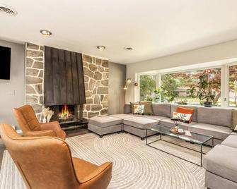 Beautiful riverside yard, hot tub, game room, large dining table! \n - Glendale - Living room