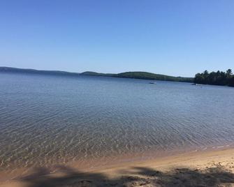 Beautiful four season cottage with free Wi-Fi - Sundridge - Playa