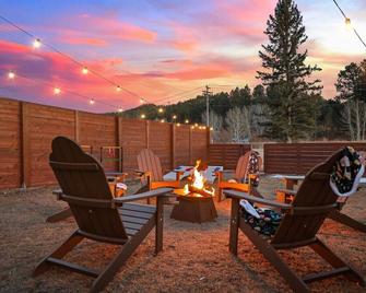 Fireside Grove- Downtown Stay with Hot Tub - Custer - Patio