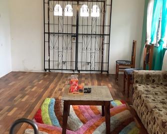 Beautiful beach house bed and breakfast, with beach access. - Arima - Living room