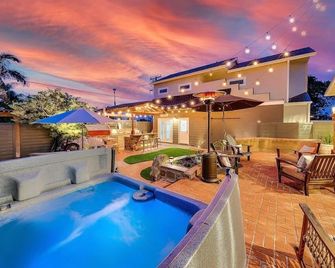 Luxury beach home one block from ocean with spa, WiFi, & gorgeous outdoor space - San Diego - Bể bơi