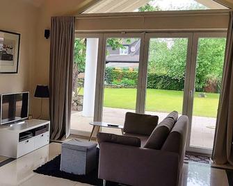 Vacation apartment (maisonette apartment) for those seeking peace and quiet and leisure park visitors - Visselhövede - Sala de estar