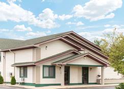 Super 8 by Wyndham Twinsburg/Cleveland Area - Twinsburg - Building