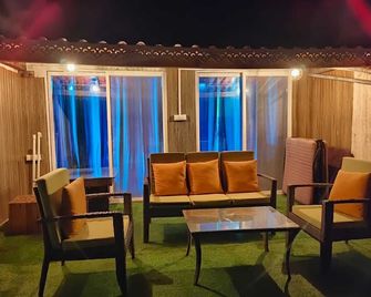 Escape to SeaDeck: Your Perfect Coastal Getaway in Dapoli! - Dāpoli - Living room