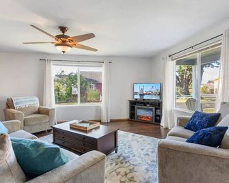 Large cottage on corner lot w/ fenced yard. Central location. Kid & Pet friendly - Westport - Living room