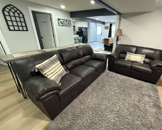 Spacious and clean basement apartment minutes away from Roseau! - Roseau - Huiskamer