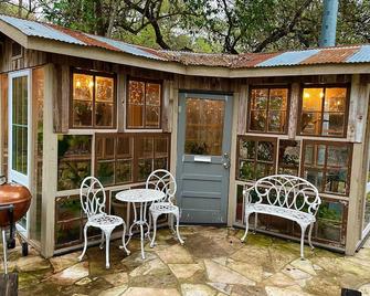 Cozy Studio Cottage - Near Floores Country Store, SeaWorld and Fiesta Texas - Helotes - Patio