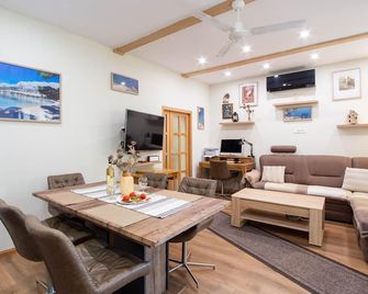 Lovely Apartment In Sinj With Wifi - Sinj - Dining room