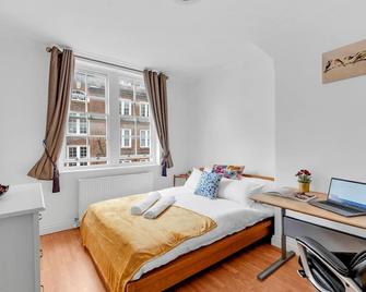 Prime Location! Next to Hammersmith Apollo & Tube - London - Bedroom