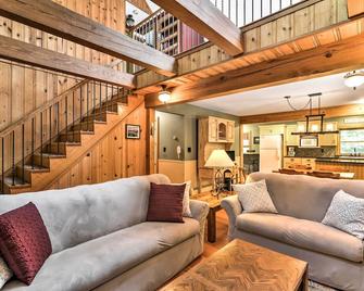 Black Mountain Cabin with Screened Porch and Views! - Black Mountain - Living room