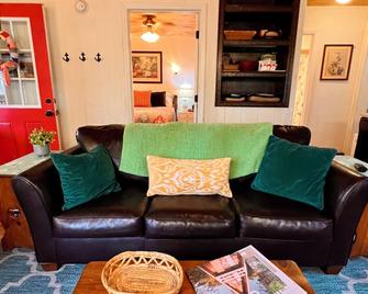 Cozy Cabin in the Woods Hammock Private - Roan Mountain - Living room