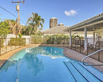 Riviera Beach Home w/ Pool - Walk to Beaches! - Riviera Beach - Piscina