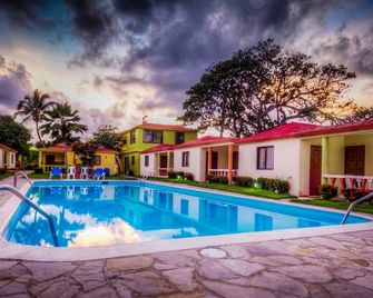 Gated residence with pool steps from kite-surfing beach - Cabarete - Bể bơi