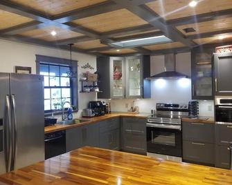 Welcome To Fern Hill Inn- Your Home Away From Home! - Hernando - Kitchen