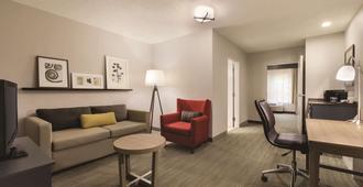 Country Inn & Suites by Radisson, Roanoke, VA - Roanoke - Oturma odası