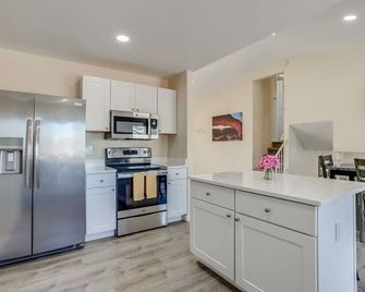 Gameroom and Theater in a breathtaking home - Centennial - Kitchen