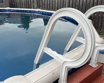 Home away from home family get away - Bowmanville - Pool