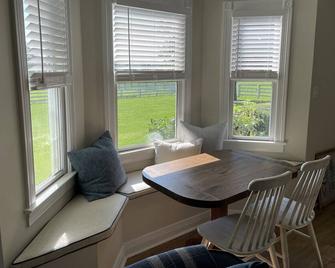 Cozy 1 bedroom cottage on picturesque horse farm - Georgetown - Dining room