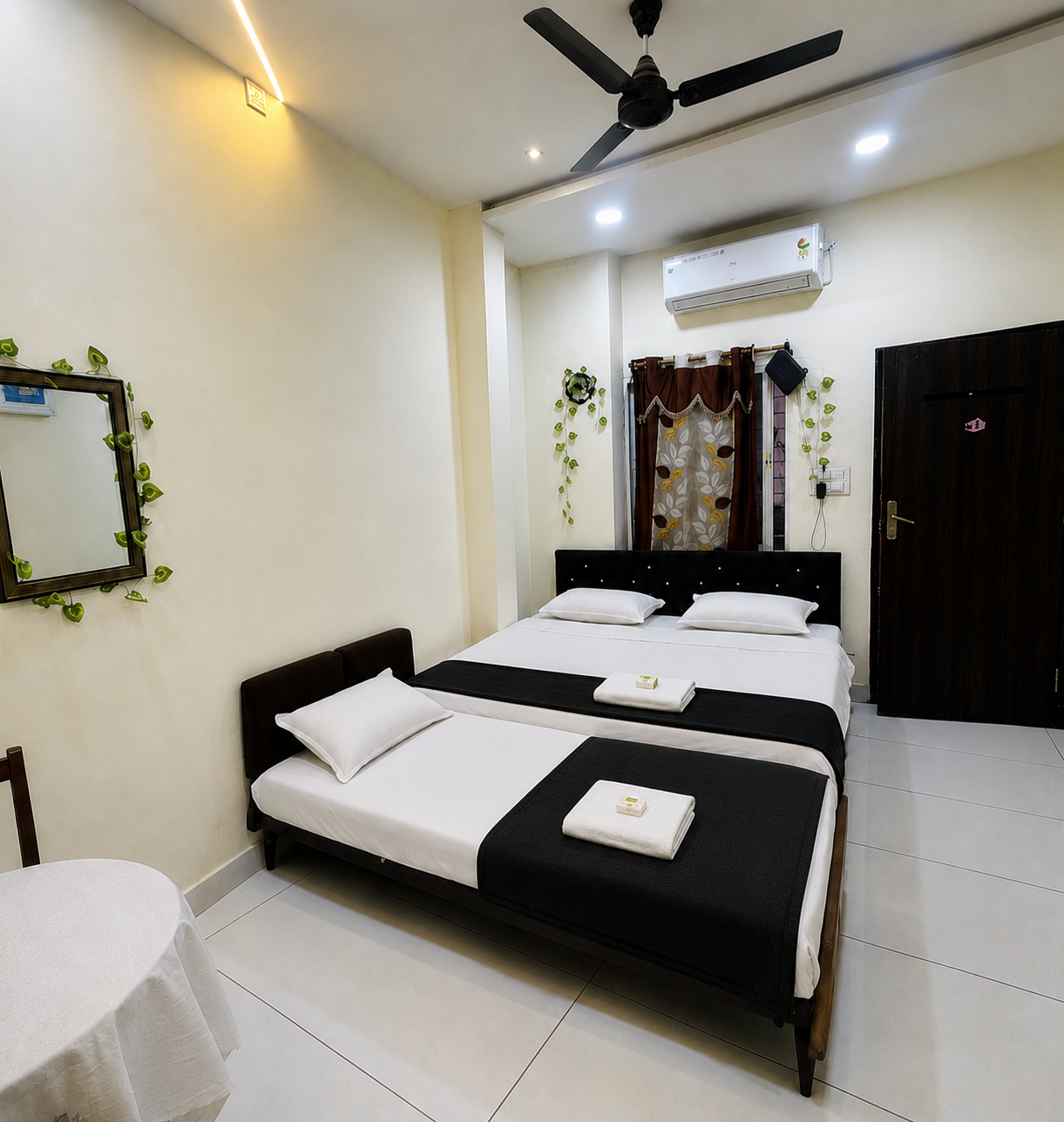 Hotel Shree Nidhi Comfort Stay - אויאיין - חדר שינה