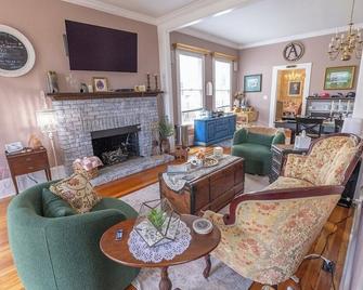 Hospitality with Heart in a Historic Setting It’s a Story to Remember - Daytona Beach - Wohnzimmer