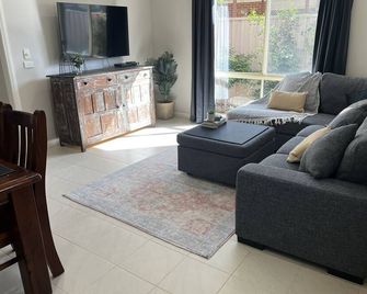 Immaculate 4 bedroom house, great for groups - Tocumwal - Living room