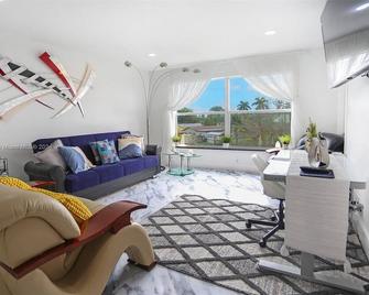 Lovely 2-bedroom condo in Margate with WiFi, AC - Margate - Living room