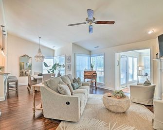 Resort Villa on Golf Course with Beach Access! - Pawleys Island - Living room