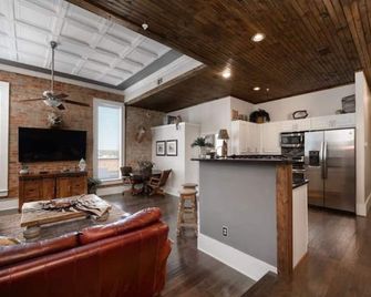 Downtown Apartment in Historic Scripture Building on the Square - Denton - Living room