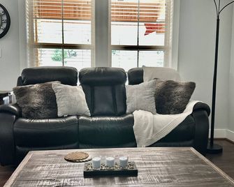 Small town richness at Salt Creek Inn 4 Bed 4 Bath Graham, TX - Graham - Sala de estar