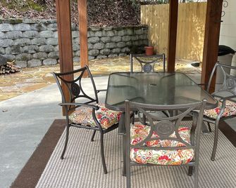 Fresh updated detached guest cottage 7 min to ntl. forest & downtown Brevard - Pisgah Forest - Patio