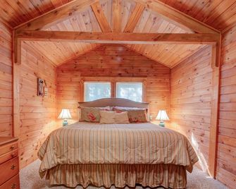 Lil' Bit Of Heaven - A Cozy Cabin For 2 - Maggie Valley - Bedroom