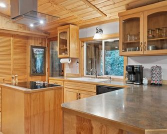 Cedar Cabin at Rainier Entrance-Hot Tub - Ashford - Kitchen