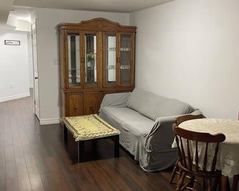 Cozy 2 bedroom Basement Apartment with Modern Amenities - London - Sala de estar