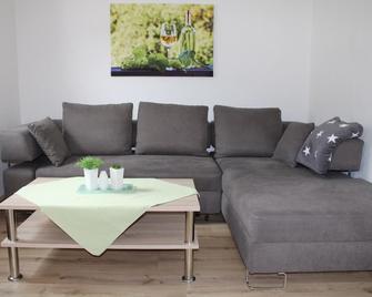 New! Modern apartment \'Am Rosenberg\' for 2-4 people on the Middle Moselle - Minheim - Sala de estar