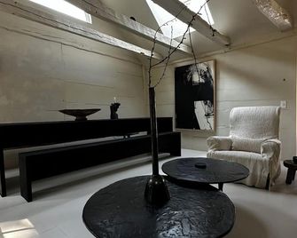 Interior Designer’s Farm House In The Historic Springs - East Hampton - Living room