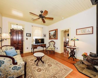 Stay in Wyatt Earp's actual home! - Tombstone - Sala de estar