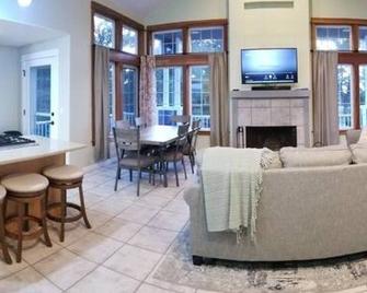 Beach Lake House Retreat with Wildlife Panorama - Warrenton - Living room