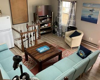 Enjoy a Boathouse on the Bay in the heart of Downtown Sandusky. - Sandusky - Living room
