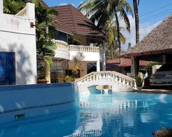 4 Bed Villa - Sleeps 8 - Wifi - Pool - Garden - Diani Beach - Piscine